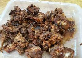 Tapi ciri khas olahan daging ini, terletak pada rasa asam pedas, dengan aroma yang harum. Cara Termudah Untuk Memasak Olahan Oseng Oseng Tulang Kambing Pedas Yang Maknyus Untuk Menu Makan Malam Keluarga Anda