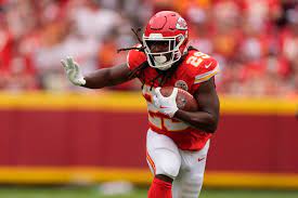 NFL wird Kareem Hunt für die Geste des Halsdurchschneidens bestrafen:  Details zum Skandal - alle neuesten Nachrichten heute – 112.ua