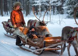 Un Tour De Renne Au Village Du Pere Noel A Rovaniemi En Laponie En Finlande Laponie Village Du Pere Noel Laponie Finlande