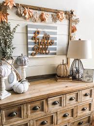 Whether you're readying a guest room or updating your master suite, you can give your bedroom the autumn refresh it deserves with these eight cozy bedroom decorating ideas. 60 Best Farmhouse Fall Decorating Ideas And Designs For 2020
