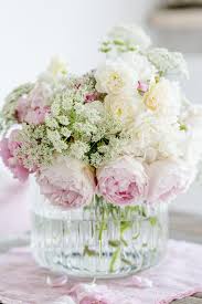Rosen Aus Dem Garten Zum Langen Wochenende Pomponetti Blumenstrauss Rosen Shabby Chic Garten Blumenarrangements
