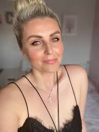 Soft Glam Make Up At 40 Loira De Olhos Verdes Mulheres Loiras Olhos Azuis
