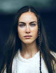 Brown or black hair ; Pin Su Art Photographie