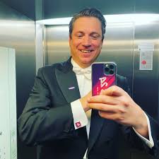 Die bauern entscheiden sich aus eingesendeten bewerbungen für zwei frauen bzw. Michael Stix On Twitter Salzburg Frankfurt Abs