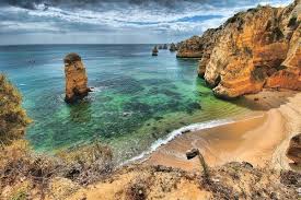 Sus playas representan la postal perfecta de verano, la imagen de fondo con la que todos queremos recordar nuestras vacaciones bajo el sol. Algarve Belleza Salvaje Y Protegida