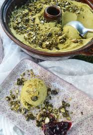 Eine Steirische Versuchung Kurbiskernol Eis Mit Krokant Und Cassis Heidelbeeren Dessert Rezepte Einfach Weihnachtsessen Dessert Krokant Rezepte