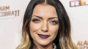 Doch dann jagt eine schlechte nachricht die andere: Rote Strahnen Gzsz Star Anne Menden Wagt Neue Frisur Promiflash De