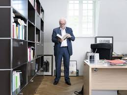 This is hubert védrine by argus de l'assurance on vimeo, the home for high quality videos and the people who love them. Hubert Vedrine La Lecture Est Vitale Comme La Respiration Ernest Mag