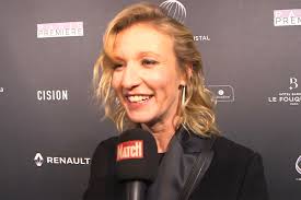 Jouannet is the daughter of actors thomas jouannet and alexandra lamy. Alexandra Lamy Tres Emue Evoque Le Debut De Carriere De Sa Fille Chloe Jouannet