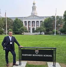 After completing the General Management Program, Leonardo Bursztyn returned  to Harvard Business School Executive Education to pursue the Corporate  Director Certificate. Led by Professor Suraj Srinivasan and Professor Lynn  Paine, this certificate