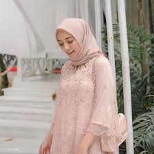 Inspirasi Model Kebaya Brokat Muslim Mana Favorit Bunda