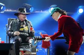 The official guns n' roses twitter account. Guns N Roses Frontmann Axl Rose Erobert Ac Dc Fans Im Sitzen Kultur Stuttgarter Zeitung
