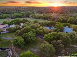 There are around 7 rooms in san antonio, tx, to ease your trouble we have jotted down a series of affordable and luxurious rooms, starting from a price range of $485 to $750. Luxury Listings San Antonio Real Estate Services The Mushinski Team