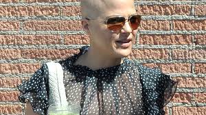 Just thinking it was time i fixed my face. Trotz Chemo Selma Blair Geht Es Besser Als Viele Denken Promiflash De