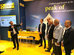 Inviterer pressen til å høre dem snakke om en aktuell begivenhet, og som oftest, la journalistene stille spørsmål. Kuldeteknisk Pressekonferanse Cooling Post