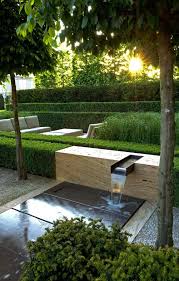 Una con grandes parasoles, en plena plaza mayor, y otra más pequeña y con toldo, en la entrada principal del restaurante. Fuentes Decorativas Un Oasis En Tu Terraza O Jardin Jardines Estanques De Jardin Jardin Contemporaneo