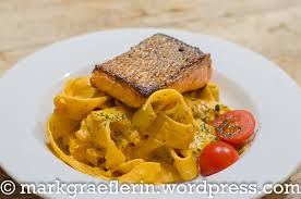 250 g tomaten, in scheiben (1 cm). Kar Freitagsfisch Gebratener Lachs Und Pappardelle Mit Tomaten Sahnesauce Lebensart Im Markgraflerland