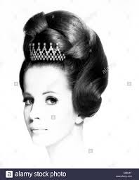 Dazu wurde ein sehr hoher pferdeschwanz oben auf dem kopf gebunden und anschließend der vordere teil darüber frisiert. 60er Jahre Frisur Stockfotografie Alamy