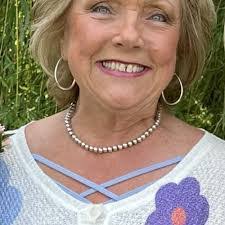 Lori Mesa's Instagram, Twitter & Facebook