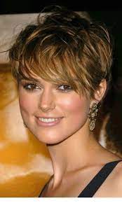 Keira Knightley De Sport Un Court Recadree Coupe De Cheveux Avec Extra Longue Frange Qui Schroud L En 2020 Cheveux Courts Idees Cheveux Courts Coupe De Cheveux Courte