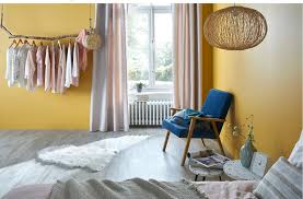 Peindre Vos Murs En Jaune Pour Apporter De La Lumiere A Votre Chambre A Coucher On Ajoute Du Contraste En Choisissant Un Parque Boiseries Deco Jaune Idee Deco