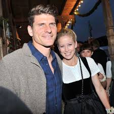 Am nachmittag erschienen der nationalspieler und das blonde model bei strahlendem sonnenschein am standesamt in schwabing, münchen. Mario Gomez Das Ist Seine Frau Carina Wanzung Wm 2018 Fussball Wm