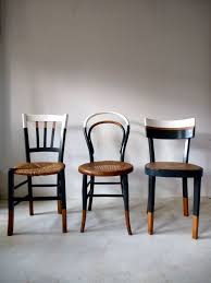 Il peut également être beaucoup plus récent, c'est. Kitchen Chairs Upcycled Furniture Furniture Makeover Trendy Furniture Diy Furniture Redo Furn Mobilier De Salon Chaises Depareillees Restoration De Meuble