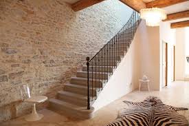 Amenagement Deco Entree Avec Escalier Maison En Pierre Escalier En Pierre Mur En Pierre Interieur