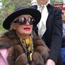 Banu Alkan'ın acı günü Ünlü sanatçı Banu Alkan, trafik kazasında yaşamını  yitiren kardeşi Osman Alkan'ı son yolculuğuna gözyaşları ile uğurladı.  #banualkan