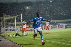 Persatuan sepakbola indonesia bandung commonly referred to as persib bandung or simply persib, is an indonesian professional football club in bandung, west java, that competes in liga 1. Hasil Persib Vs Persipura Di Gojek Liga 1 Skor Babak Pertama 1 0 Tirto Id