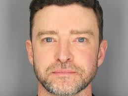 Als je zó stijlvast bent als Johan Derksen, valt elk miniem verschil op, en  dus ook zijn verlengde tanden