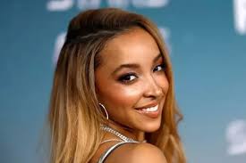 Tinashe Mencipta Nasty Kala Menyusuri Pantai Barat Amerika dengan Mobilnya 
