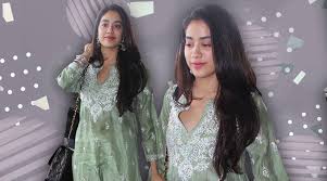 Dhadak Promotions Janhvi Kapoor S Chikankari Kurti Is Ideal For Warm Summer Days Lifestyle News The Indian Express Amid speculations that jhanvi will be launched by karan johar, sridevi added that it's too early to talk about her daughter's acting career. dhadak promotions janhvi kapoor s