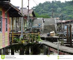 Gue nggak kerajinan, rumah gue gede, banyak orang yang kerja di sini dan banyak yang harus gue perhatiin, anak gue. ujarnya. Rumah Setinggan In English