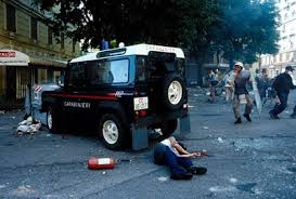 Carlo giuliani ha ora l'estintore in mano, di fronte alla faccia del carabiniere. Genova 2001 Carlo Giuliani Non Si Archivia Un Omicidio Rivista Paginauno