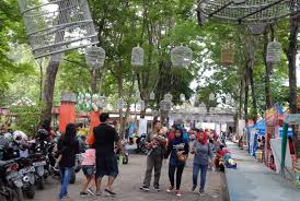 Baik itu tua ataupun muda, anak kecil salah seorang pengunjung berfoto dengan orang utan di taman safari indonesia  via . Kebun Binatang Jadi Destinasi Wisata Liburan Di Solo Republika Online