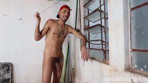 Mann mit einem 25 -cm -Schwanz fickt alle Jungs, die ihre Telefone an der  Wand gelassen haben.Eine Show von Sperma! Online schauen
