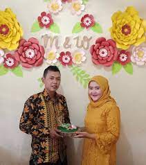 Tutorial backdrop lamaran simple sederhana | cara memasang busa oasis foam pada backdrop triplek. 12 Inspirasi Paper Flower Untuk Latar Dekorasi Acara Lamaranmu Cantik Elegan Bisa Dibikin Sendiri
