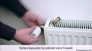 Une chaleur douce qui se répartit de manière uniforme dans le logement, sans assécher l'air. Installer Un Radiateur De Chauffage Central Youtube
