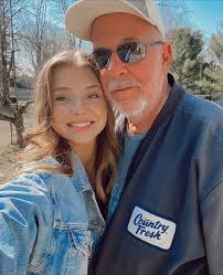 he is risen!! happy Easter from the Thomas family🤍✨🌸 #heisrisen #easter