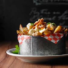 Recette Poutine Au Poulet Sauce General Tao Et Brins De Gouda Bergeron Food Food Drink Food Recipes