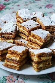 Rețeta video pentru prăjitura albinița. Foi Cu Miere De Albine Desserts Cookie Recipes Smoothie Recipes Healthy Breakfast