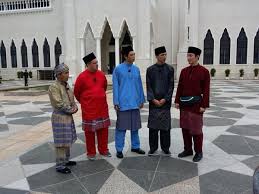 A new concept of programming. Photos Law Of The Jungle Casts In Baju Melayu