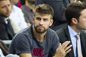 Doch warum nuckelt er an seinem daumen, wenn er ein tor schießt und wie lebt antoine griezmann privat? Fc Barcelona Nach Griezmann Saga Gerard Pique Verteidigt Sich Gegen Kritik