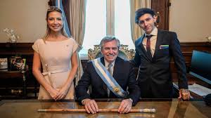 El presidente, alberto fernández, paraliza las actividades no esenciales y restringe la circulación desde las 18.00 horas para frenar la peor escalada de el presidente alberto fernández declara el toque de queda nocturno. Alberto Fernandez Celebra Su Cumpleanos En Olivos Junto A Su Familia Youtube