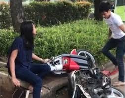 Hayoloh ada lagi nih mamas yang gercep, rejeki maljum. Motor Dirusak Pacar Karena Tak Terima Ditilang Cewek Ini Dapat Rejeki Nomplok Rancah Post