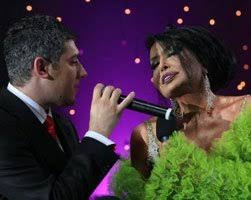 Eski eşi bülent ersoy ile bir kez daha karşı karşıya gelen armağan uzun oldukça duygusal bir düete imza attı. Bulent Ersoy Armagan Uzun Yeniden Gorusmeye Baslamislar