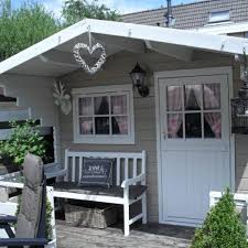 Bezauberndes Gartenhaus Mit Fantastischer Dekoration Garten Diy Painted Garden Sheds Modern Garden Backyard Sheds