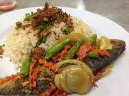 Ikan rebus ni bukan ikan rebus biasa. Nasi Goreng Ikan Rebus Azie Kitchen