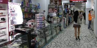 Cred ca pasarea era ranita deaorece a venit brusc si sa prins cu ghearele de acoperisul. Bucur Obor Bucuresti Centre Comerciale Supermarketuri